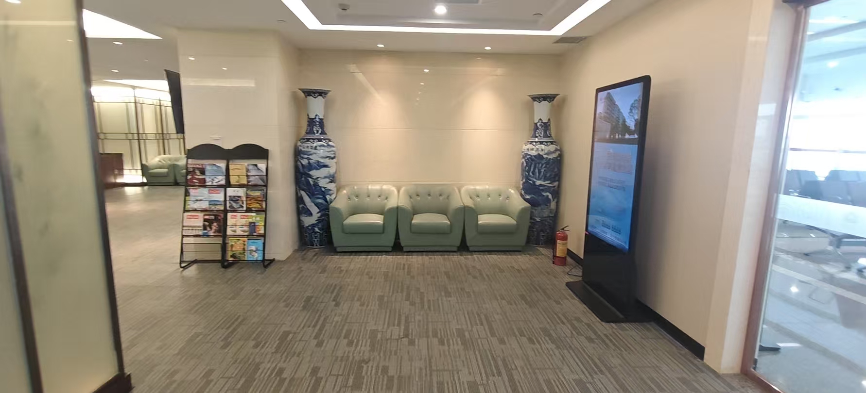 Бизнес-зал First and Business Class Lounge (T1 International) в аэропорту аэропорт округа Наньчан (KHN)