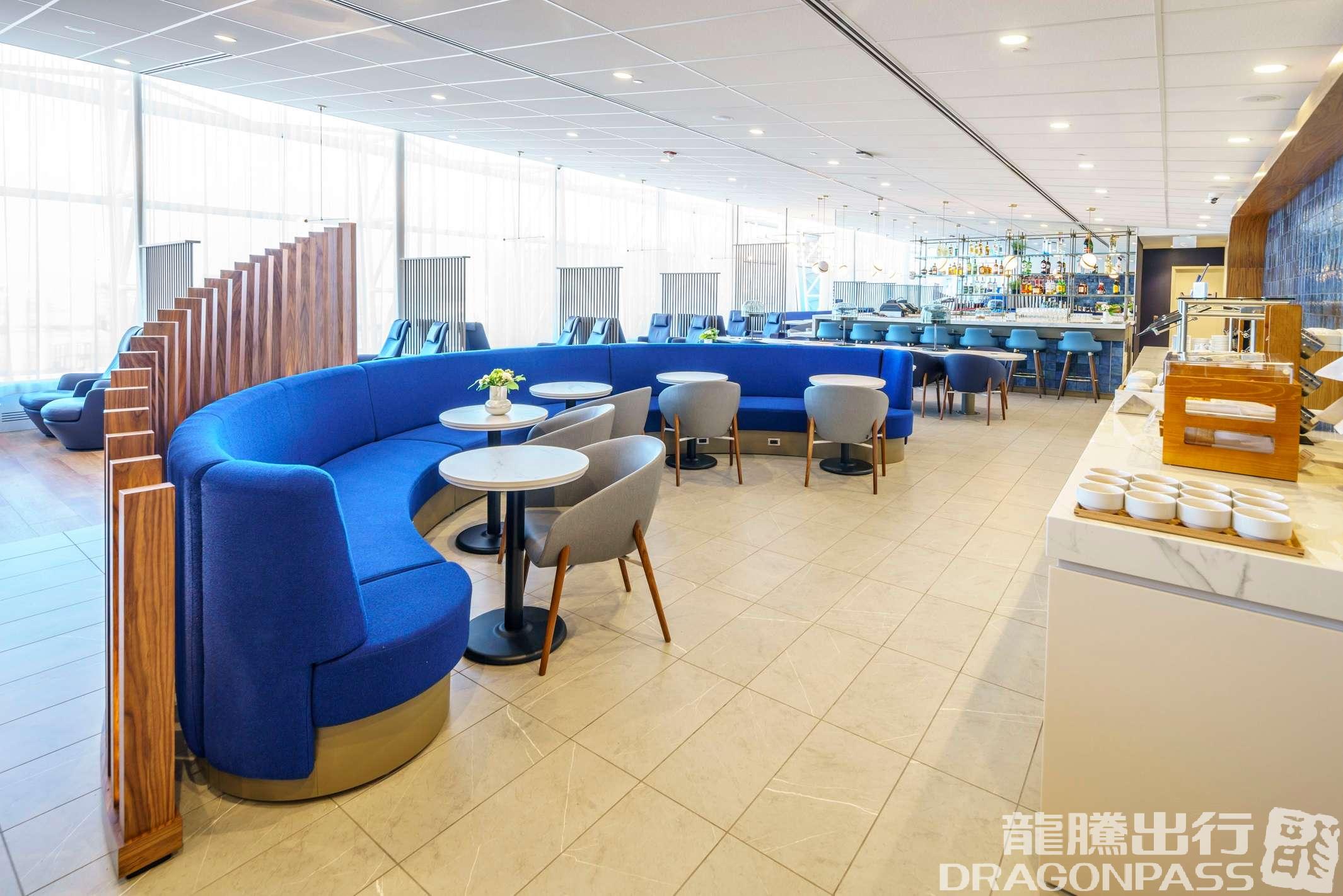 Бизнес-зал Air France and KLM Lounge Managed by Plaza Premium Group в аэропорту Пьер Эллиот Трюдо (YUL)