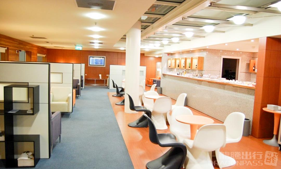 Бизнес-зал Airport Lounge в аэропорту Франсишку Са Карнейру (OPO)