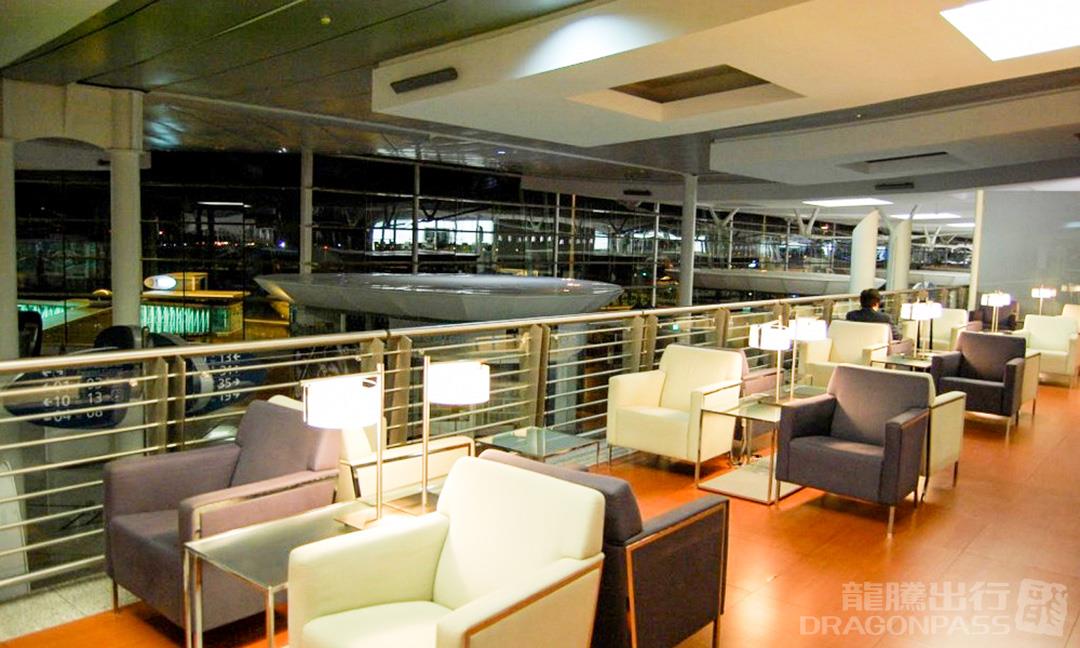 Бизнес-зал Airport Lounge в аэропорту Франсишку Са Карнейру (OPO)