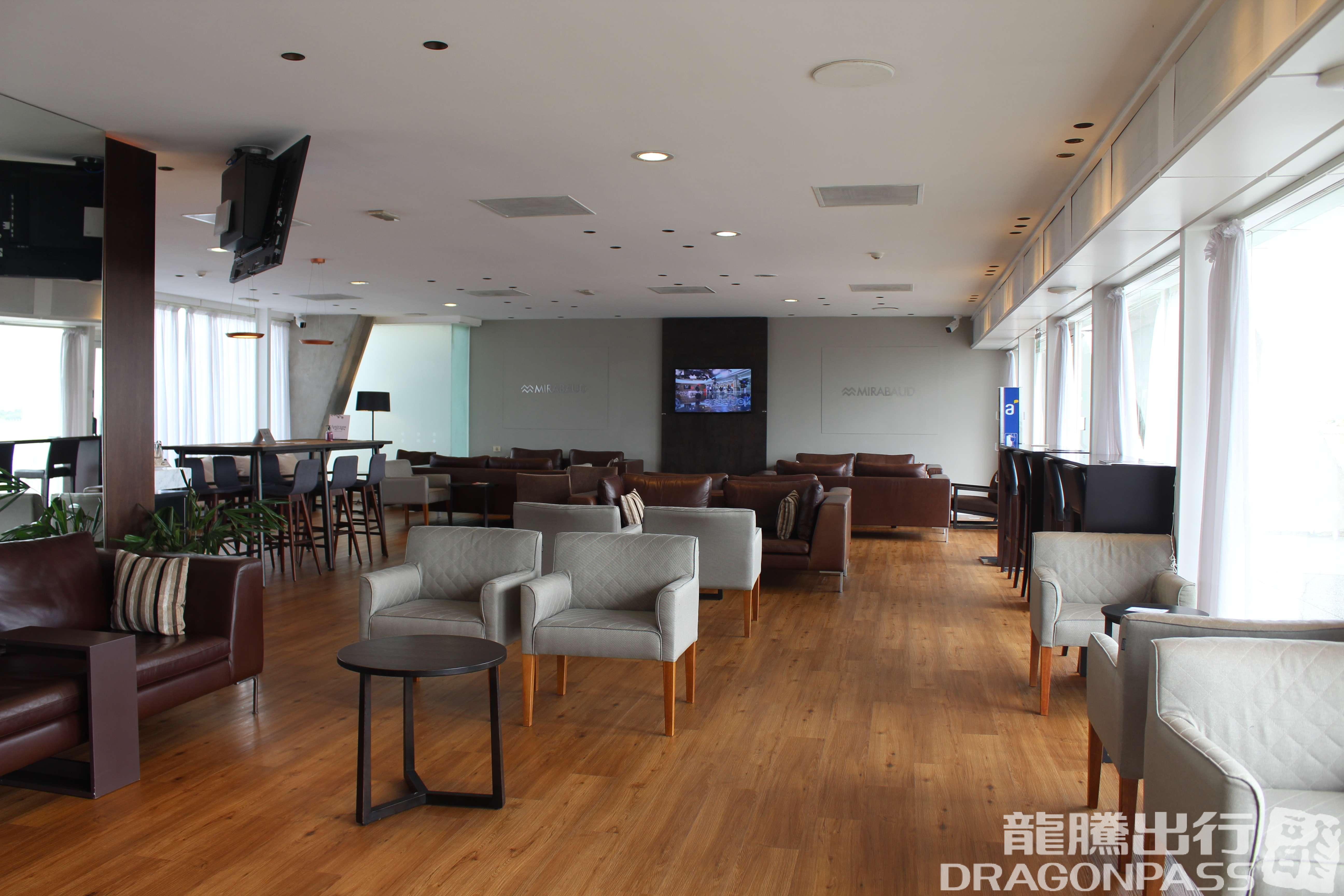 Бизнес-зал Aeropuertos VIP Club в аэропорту Капитан де Корбета Карлос Курбело (PDP)