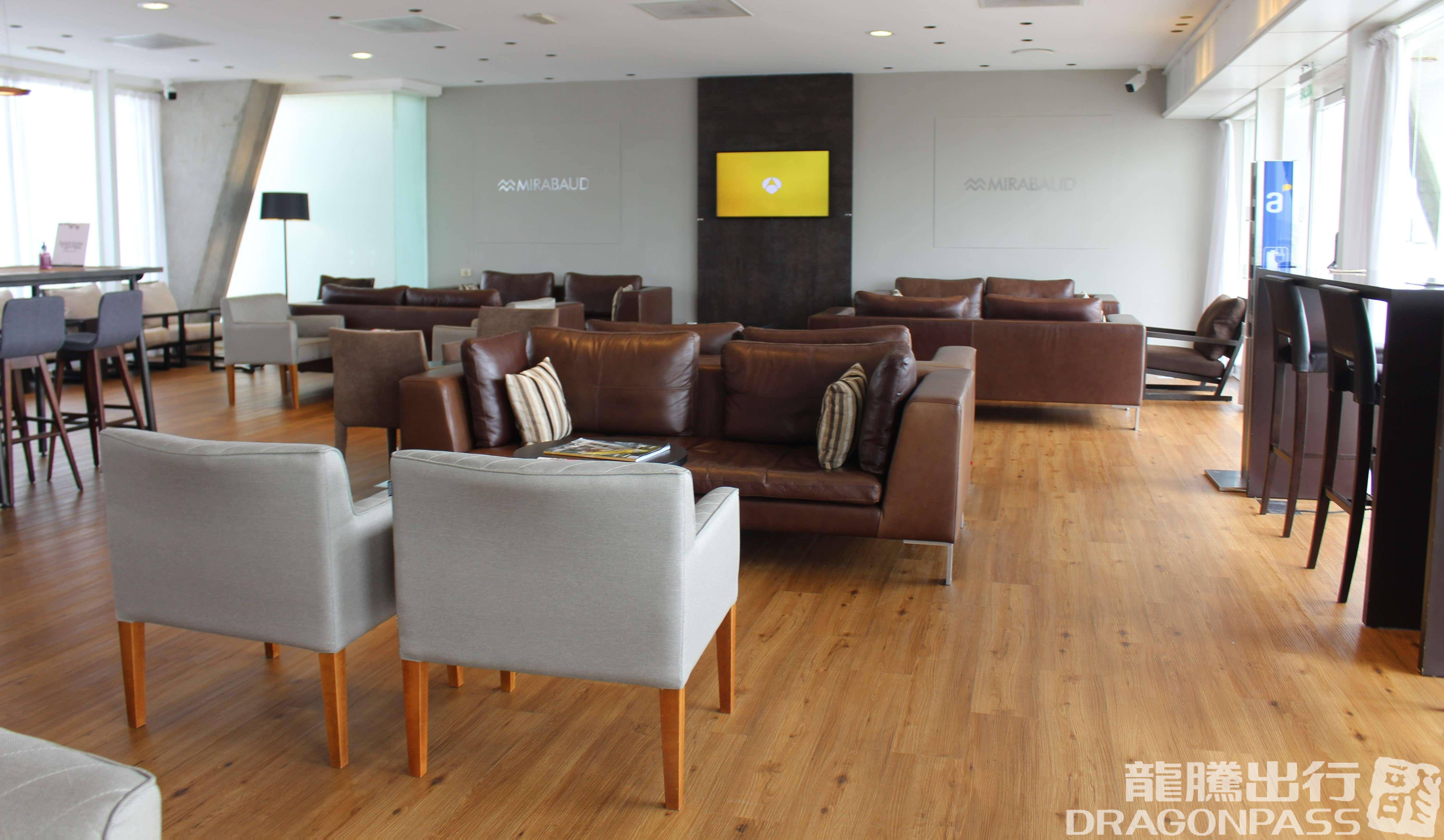 Бизнес-зал Aeropuertos VIP Club в аэропорту Капитан де Корбета Карлос Курбело (PDP)