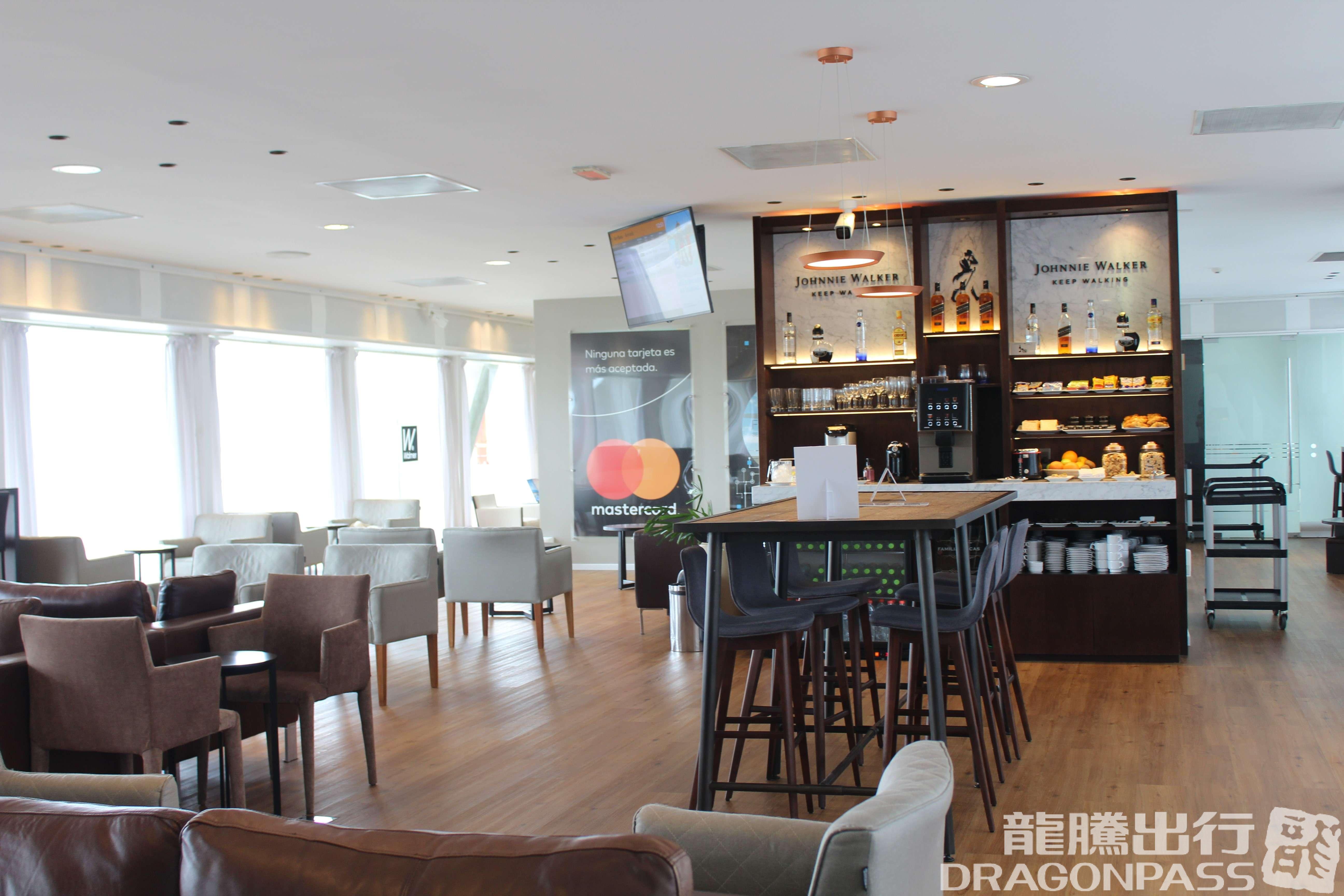 Бизнес-зал Aeropuertos VIP Club в аэропорту Капитан де Корбета Карлос Курбело (PDP)