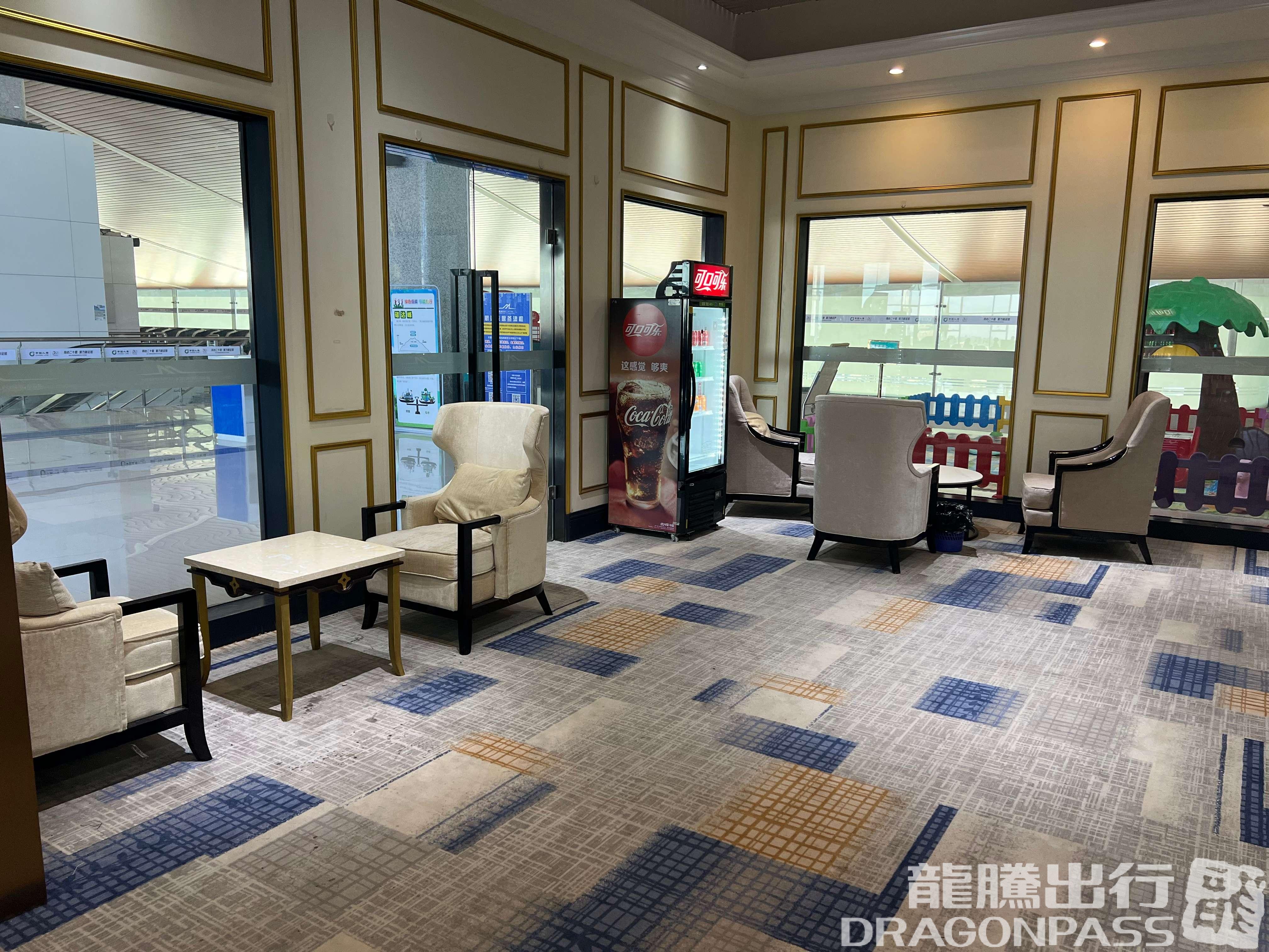 Бизнес-зал First and Business Class Lounge в аэропорту Аэропорт Инин (YIN)