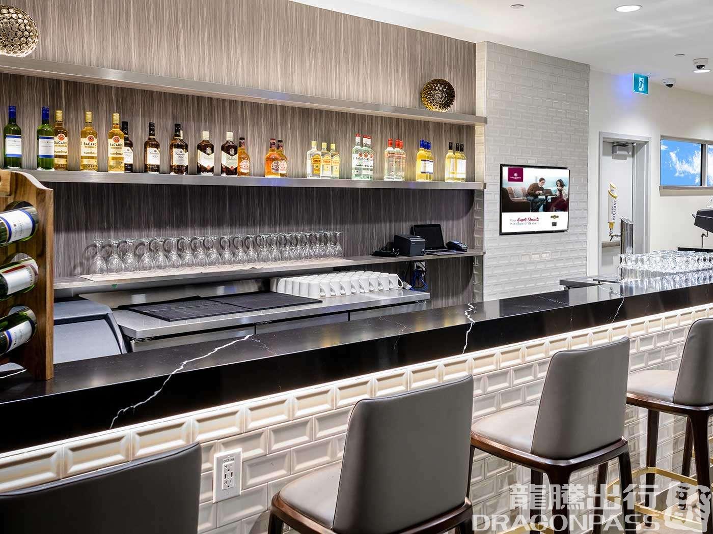 Бизнес-зал Plaza Premium Lounge (US Transborder) в аэропорту Торонто (YYZ)