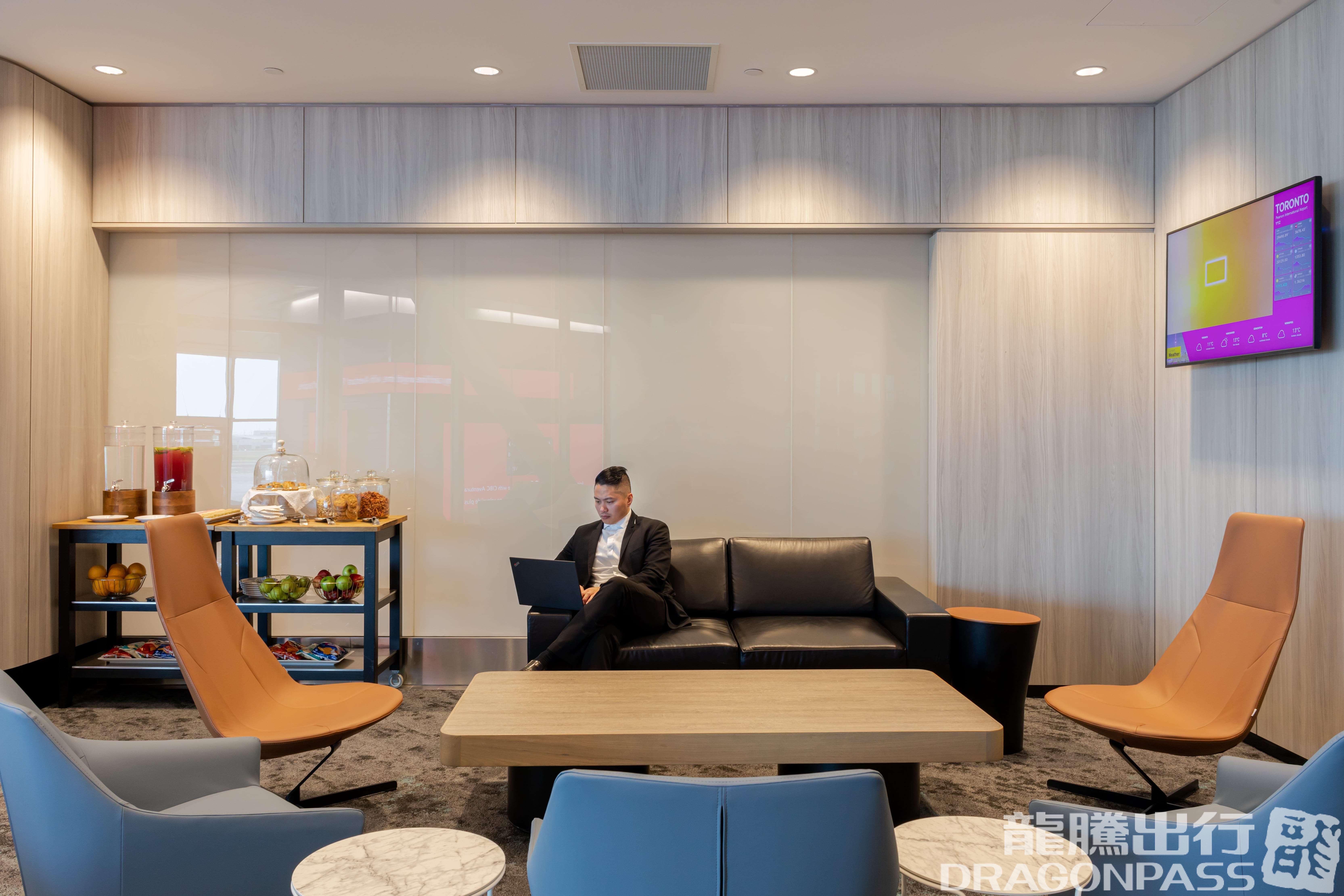 Бизнес-зал Plaza Premium Lounge (Domestic) в аэропорту Торонто (YYZ)