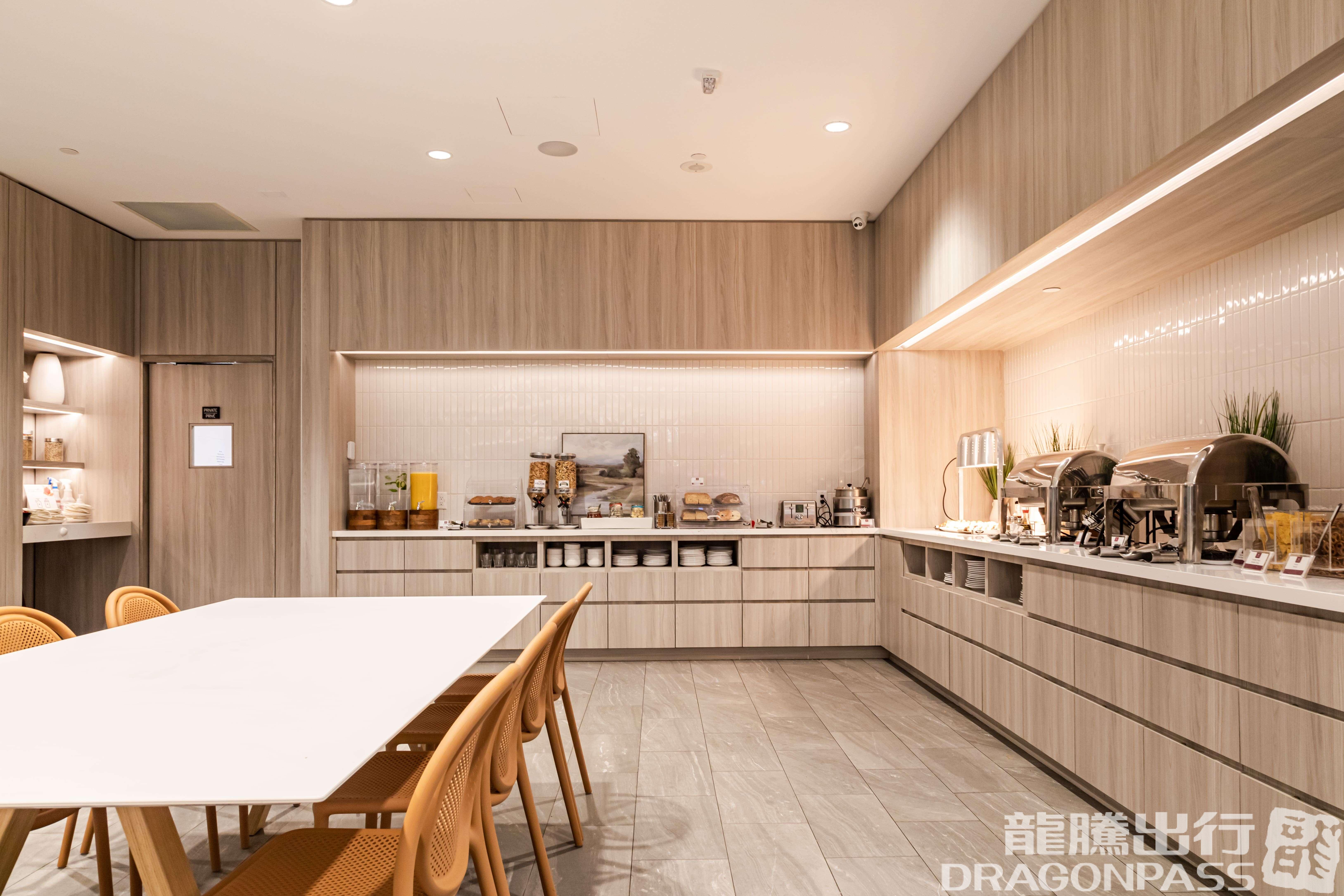 Бизнес-зал Plaza Premium Lounge (Domestic) в аэропорту Торонто (YYZ)