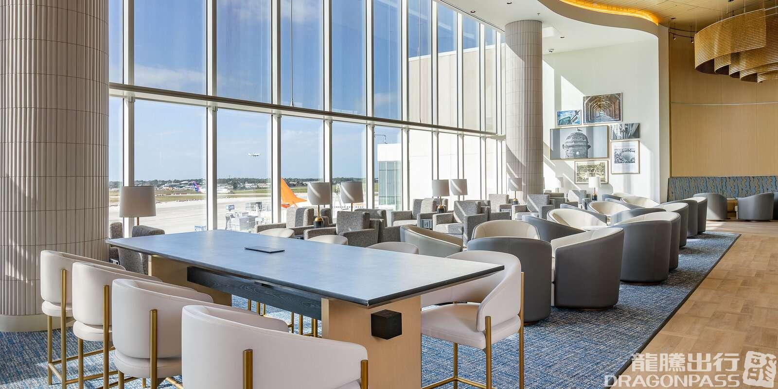 Бизнес-зал Plaza Premium Lounge в аэропорту Международный аэропорт Орландо (MCO)