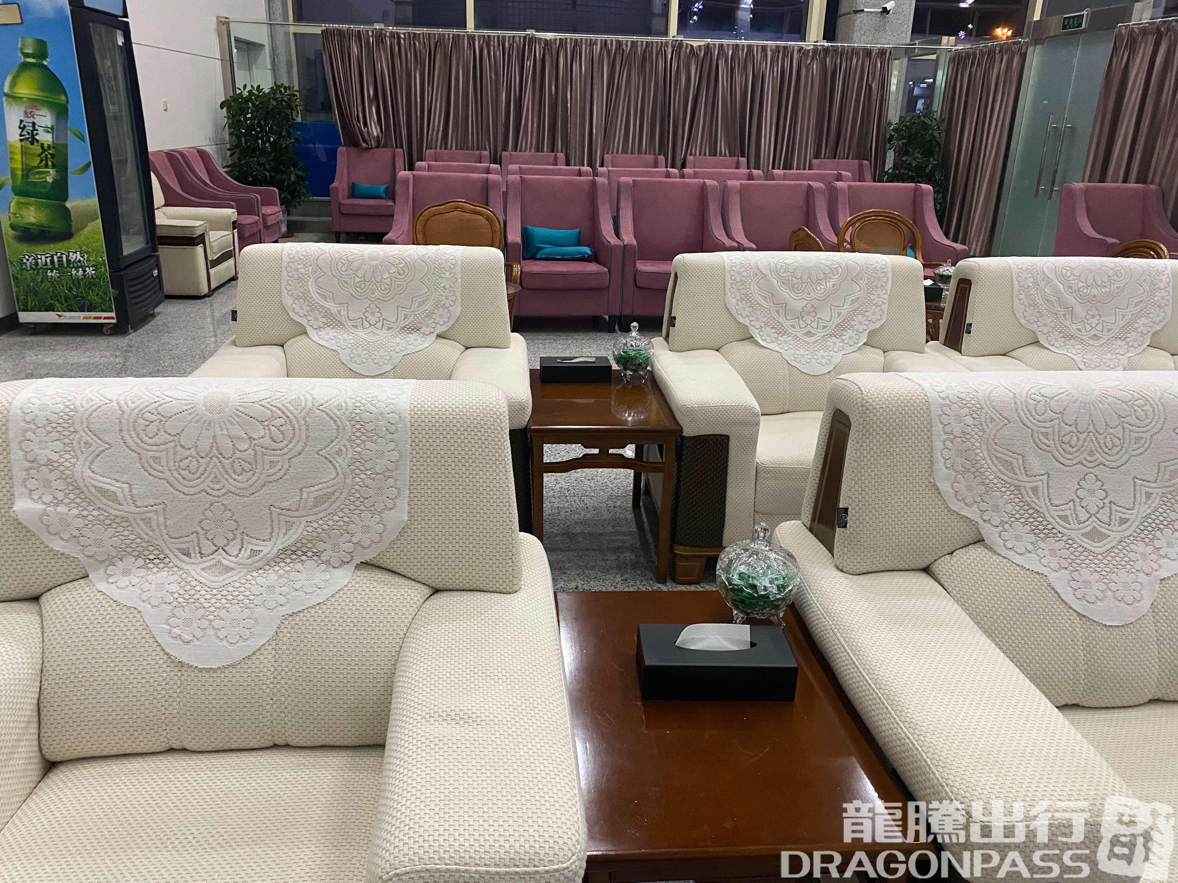 Бизнес-зал Two Cabins Gold and Silver Card Lounge (Domestic) в аэропорту Аэропорт Цици (KCA)