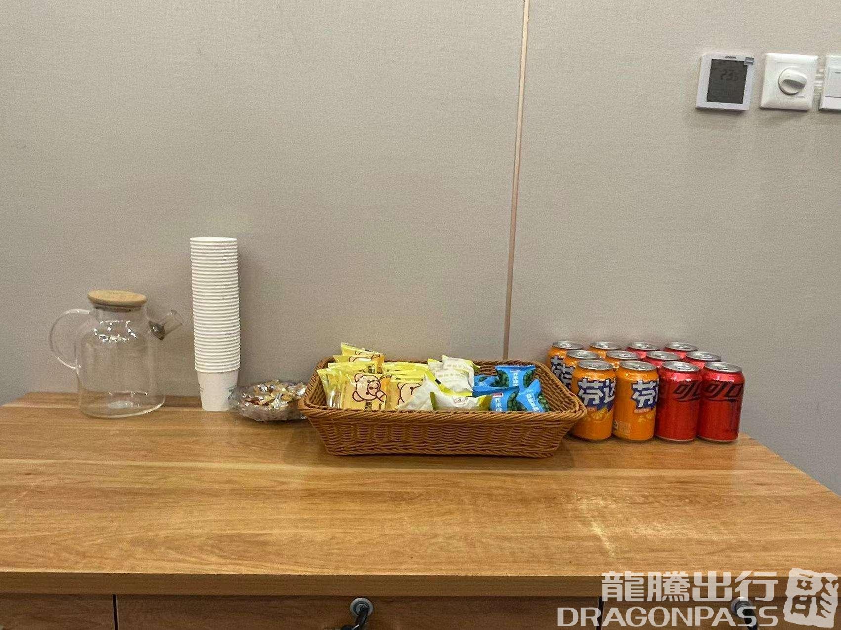 Бизнес-зал VIP business lounge (Domestic) в аэропорту South Trout Lake Airport (ZFL)