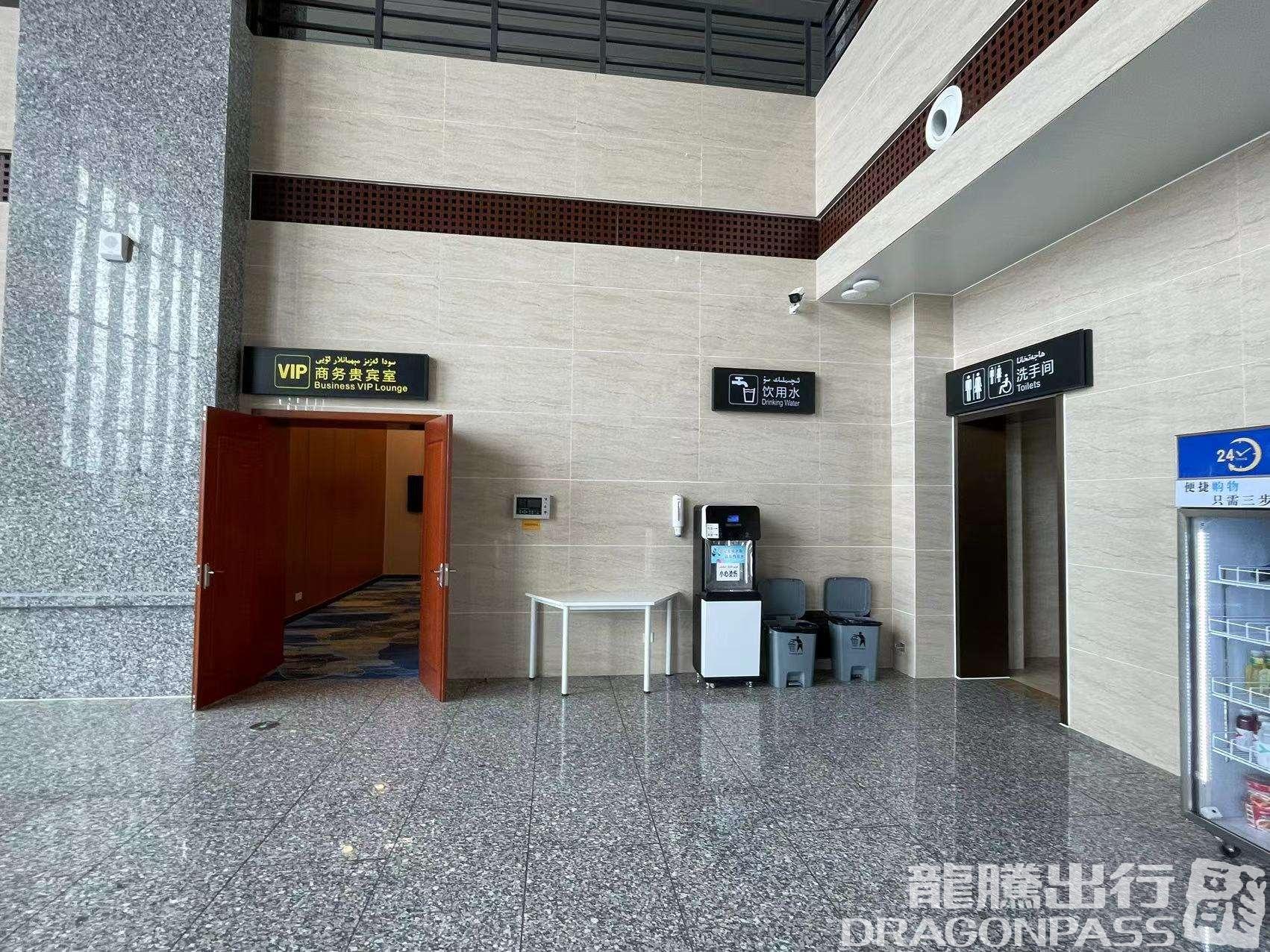 Бизнес-зал VIP business lounge (Domestic) в аэропорту South Trout Lake Airport (ZFL)