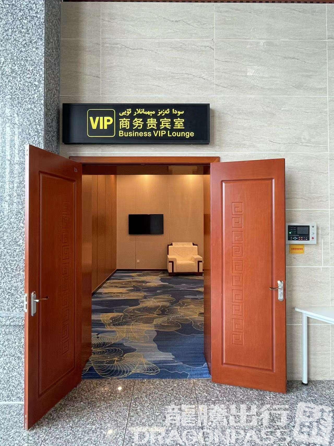 Бизнес-зал VIP business lounge (Domestic) в аэропорту South Trout Lake Airport (ZFL)