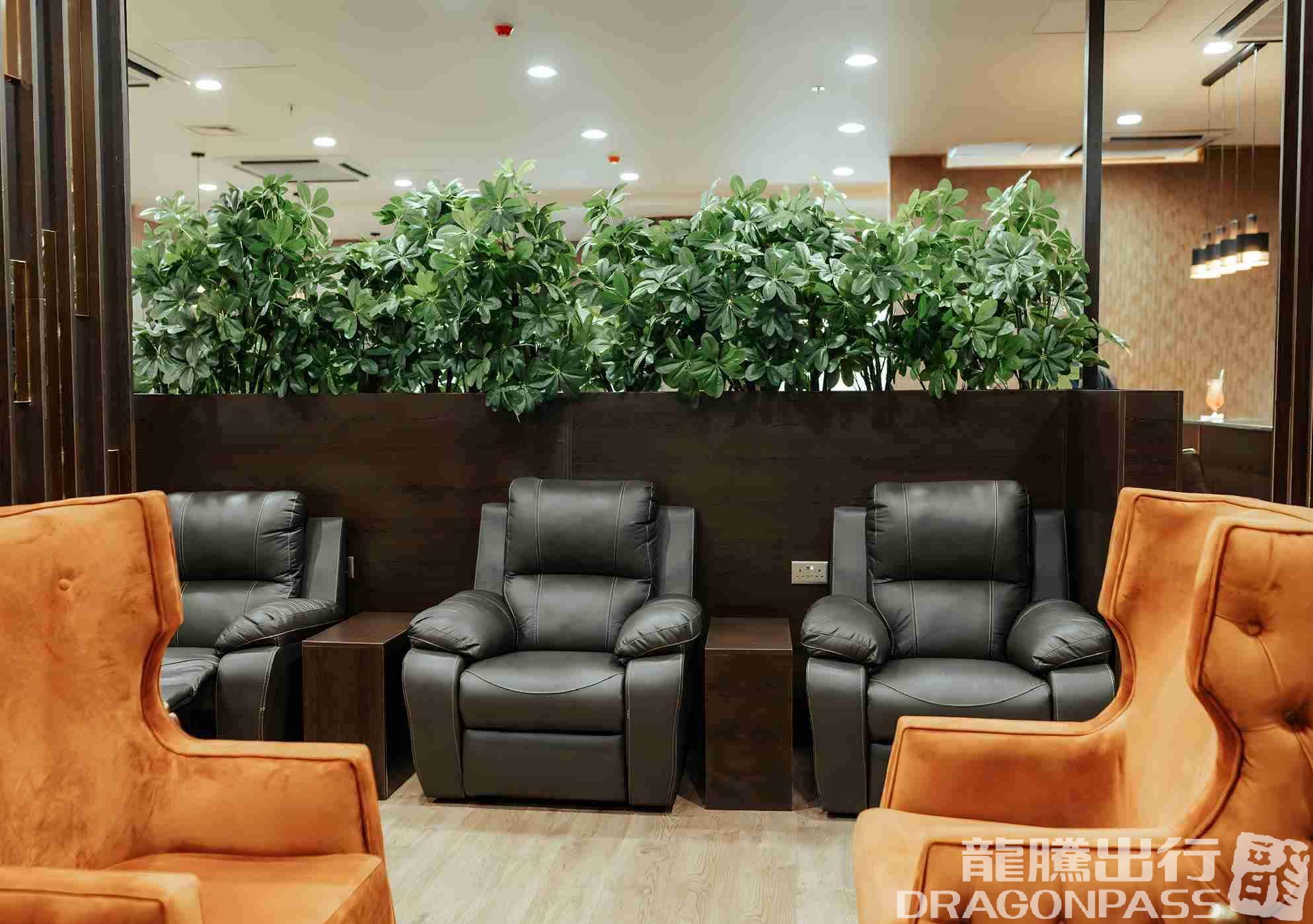 Бизнес-зал Premium Luxury Lounge в аэропорту Роберт Габриел Магб (HRE)