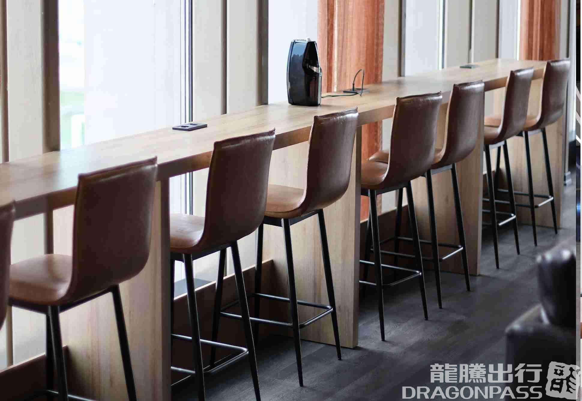 Бизнес-зал Platinum Lounge (Domestic) в аэропорту Covilha Airport (COV)