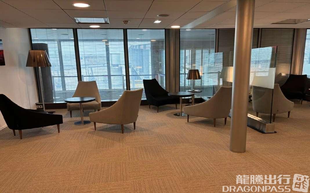 Бизнес-зал Salon Paris в аэропорту Шарль-де-Голль (CDG)