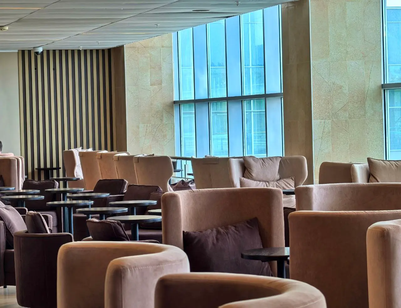 Бизнес-зал Grey Wall Lounge в аэропорту Красноярск (KJA)